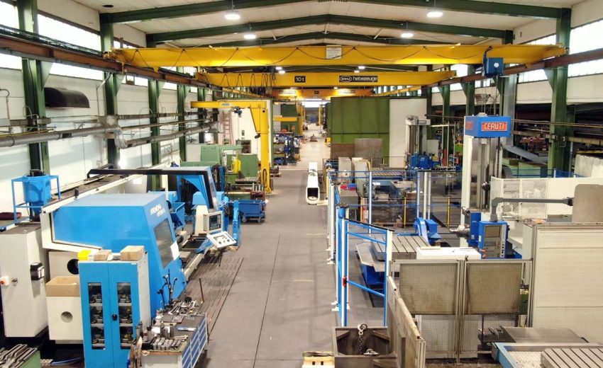 Blick in einen Teil der mechanischen Bearbeitung der momac in Moers - NRW Blick in Teile der mechanischen Bearbeitung der momac in Moers - NRW. Hier Bohrwerksbearbeitung, Großteildreherei und Fräsen