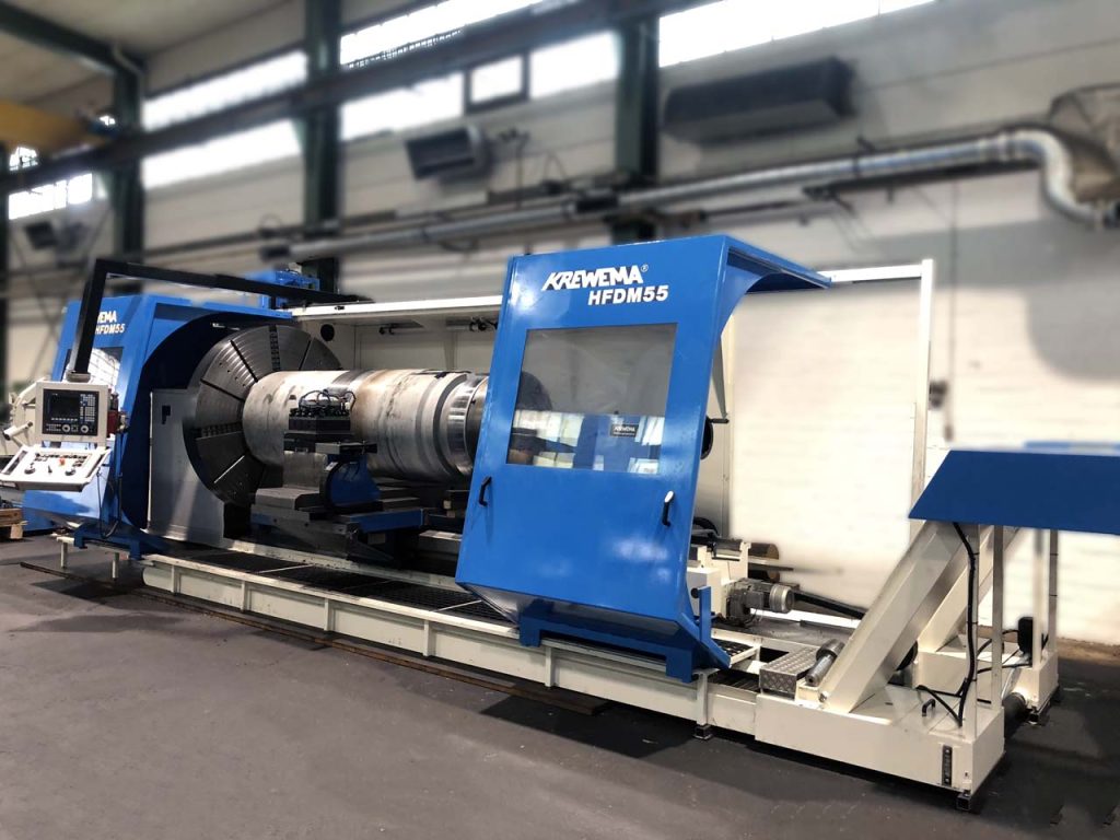 CNC-Drehen eines metallischen Werkstücks in der Fertigung bei momac in Moers / NRW