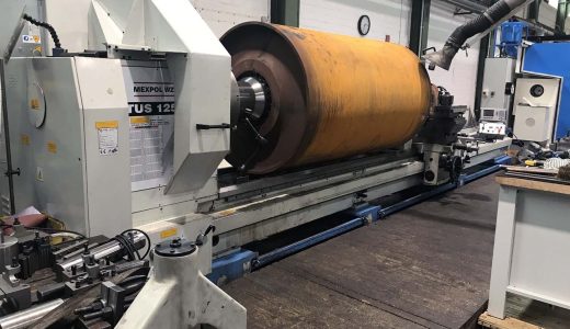 Großteile drehen – Lohndreherei momac Bearbeitung eines großen Metallbauteils auf einer Drehmaschine bei momac in Moers / NRW